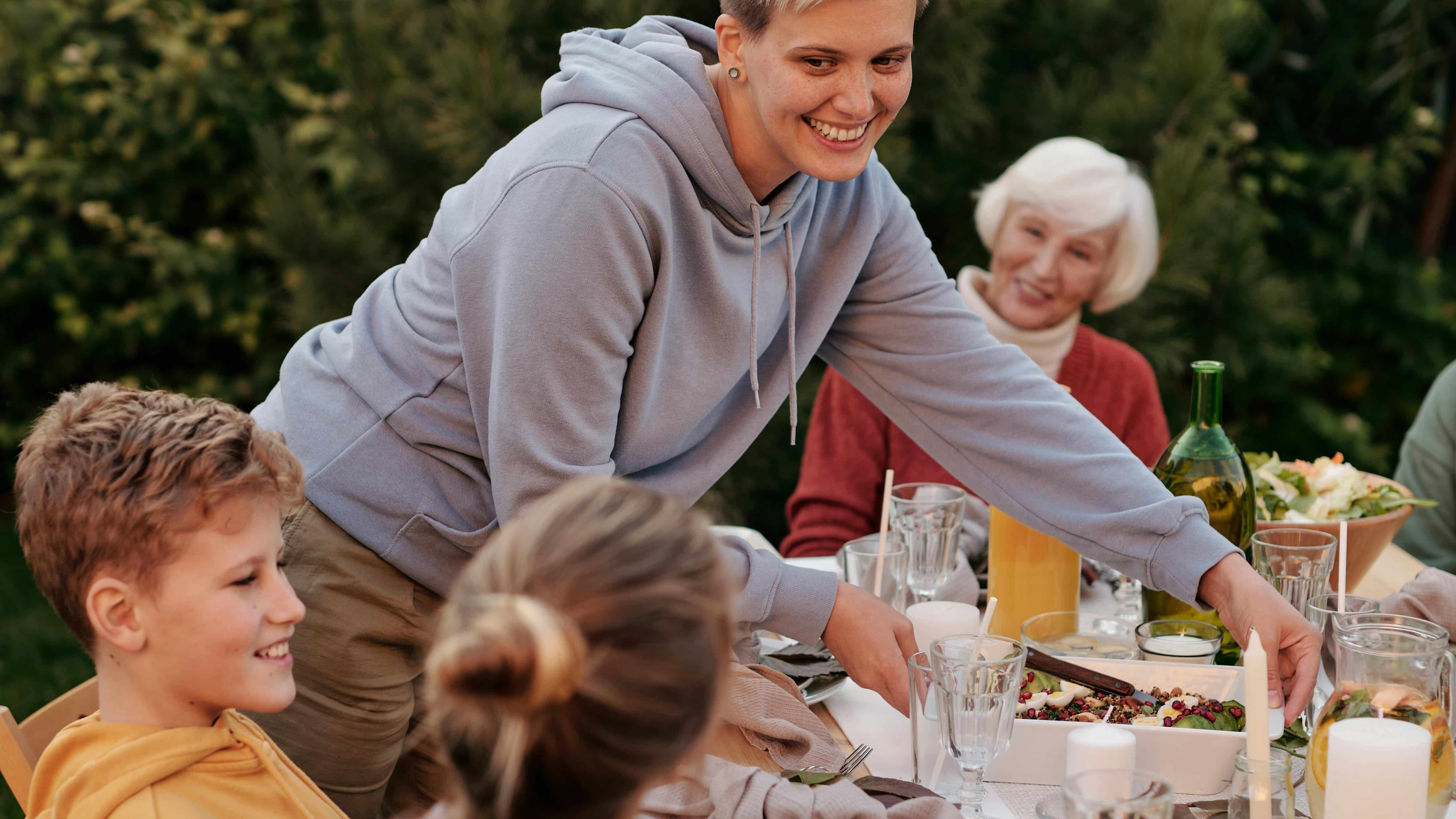 Amici a cena in primavera