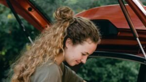 Casa e auto finalmente si parlano: la rivoluzione domotica che semplifica la vita delle mamme in movimento