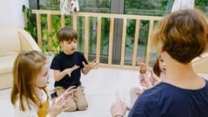 Dire sì quando il mondo urla no: la lezione di autostima che ogni madre dovrebbe insegnare ai propri figli