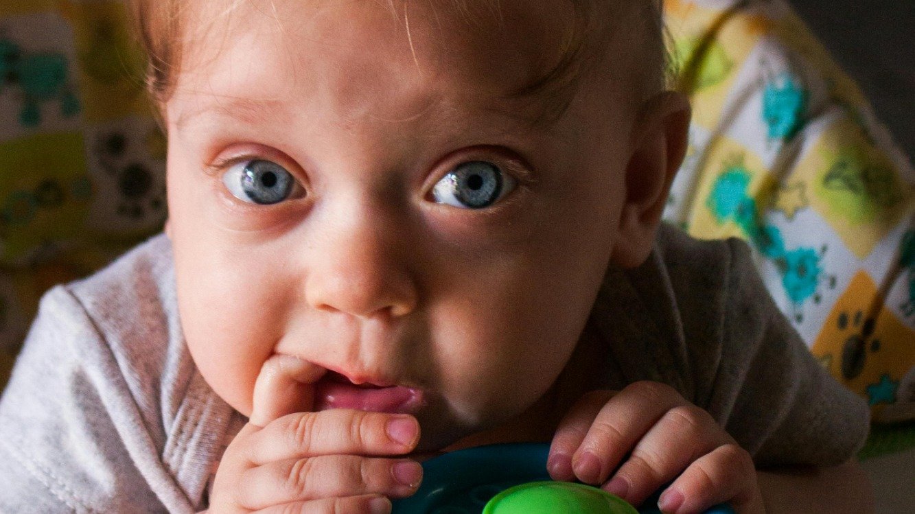 Occhi rossi e palpebre gonfie di tuo figlio?