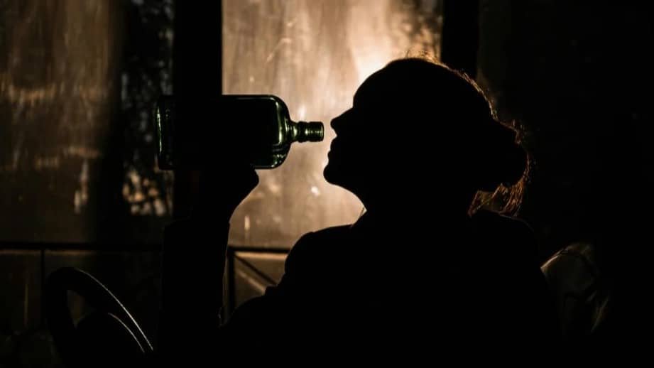 Dalla bocca al cervello: il viaggio biochimico dell'alcol nel corpo umano